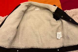 Cazadora vaquera negra con borrego