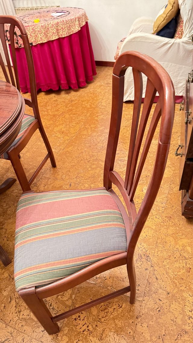 Mesa comedor y 6 sillas.