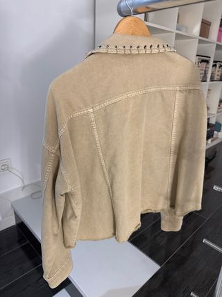 Chaqueta Zara verde tachuelas Talla S