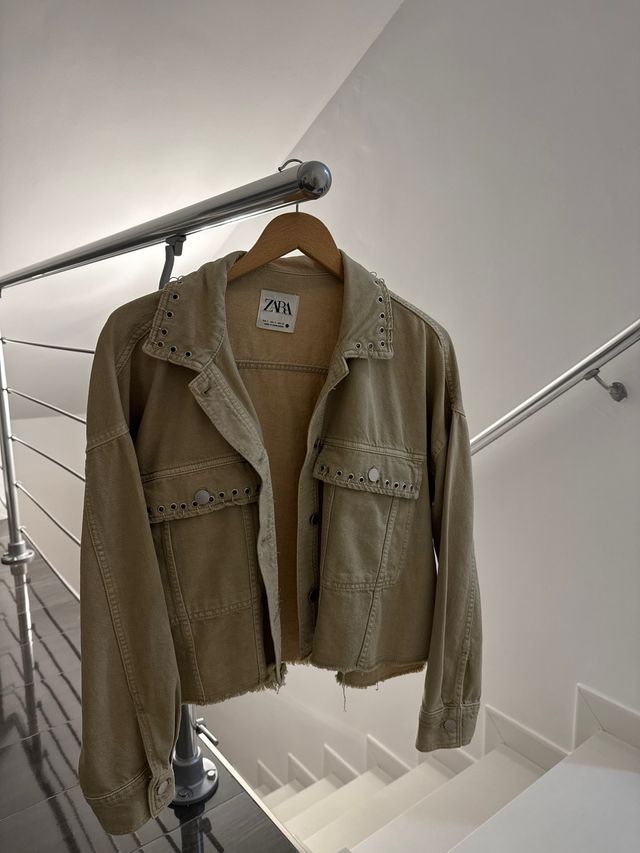 Chaqueta Zara verde tachuelas Talla S