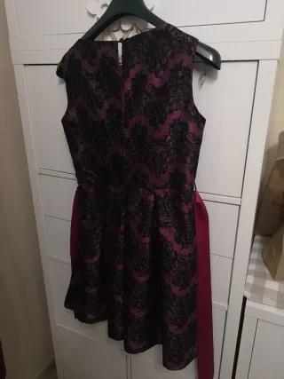 Vestido morado y negro con lazo