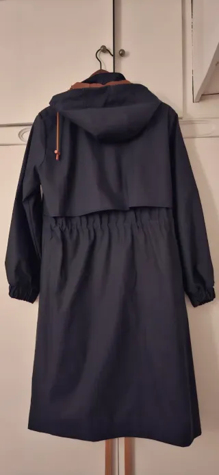 Gabardina azul marino con cremallera y forro.