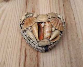 Joyero vintage en forma de corazón con conchas