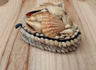 Joyero vintage en forma de corazón con conchas