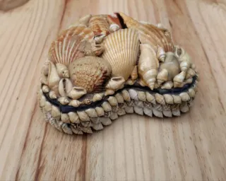 Joyero vintage en forma de corazón con conchas