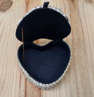 Joyero vintage en forma de corazón con conchas