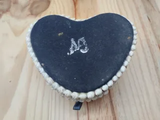 Joyero vintage en forma de corazón con conchas