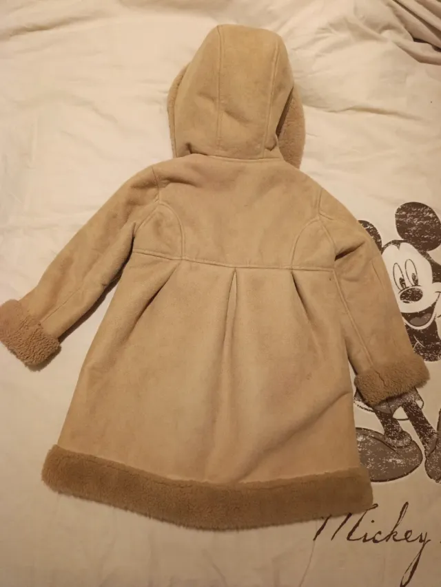 Abrigo beige con capucha y pelo