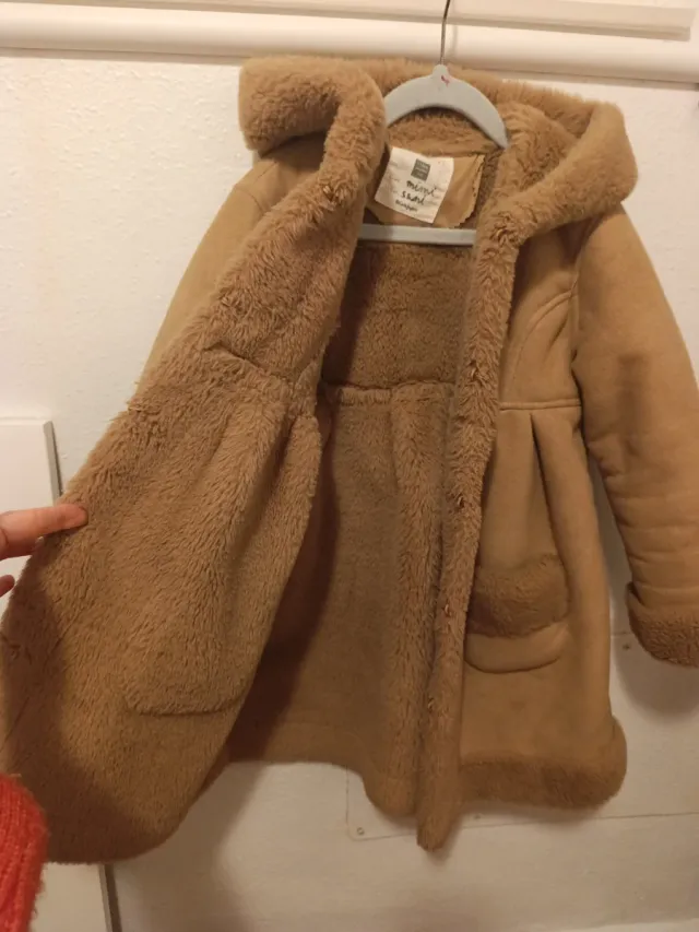 Abrigo beige con capucha y pelo