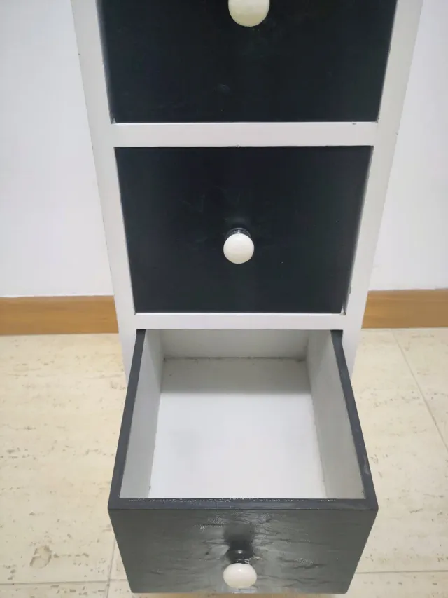 Cómoda cajonera de madeira branca e preta