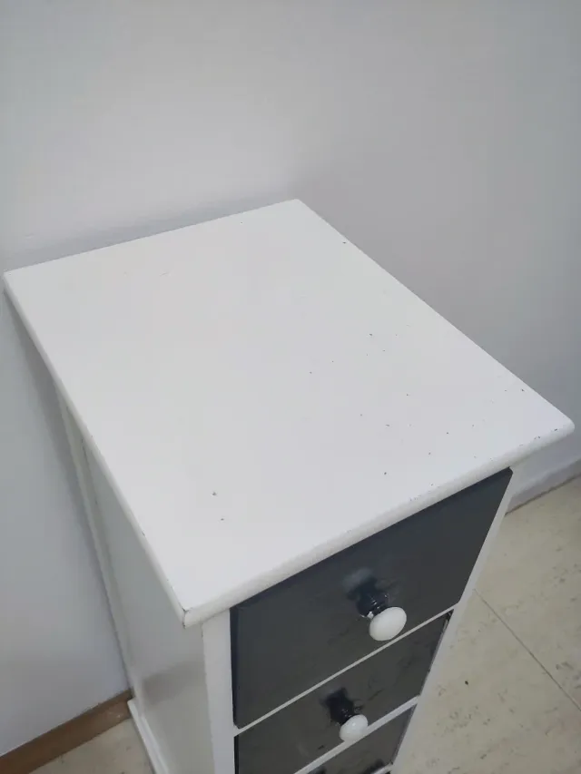 Cómoda cajonera de madeira branca e preta
