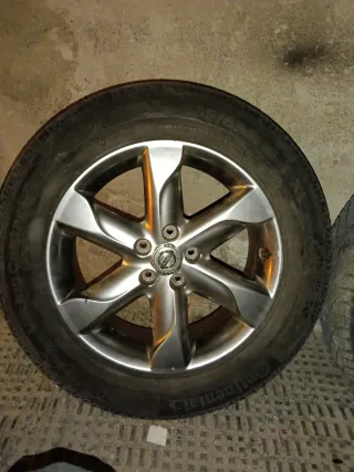 Llantas Nissan 18 con neumáticos 235