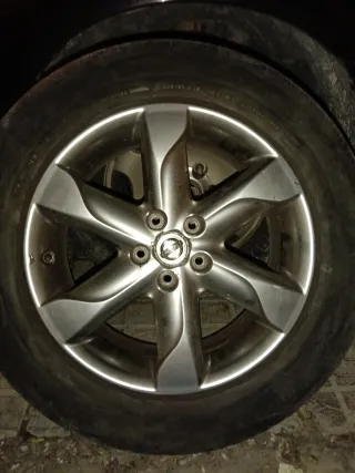 Llantas Nissan 18 con neumáticos 235
