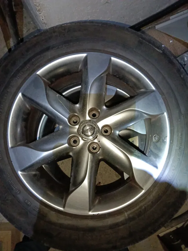 Llantas Nissan 18 con neumáticos 235
