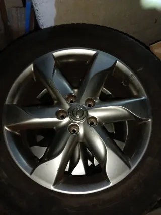 Llantas Nissan 18 con neumáticos 235