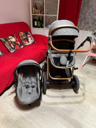 Cochecito de bebé gris y dorado