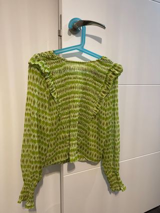 Blusa verde con estampado morado