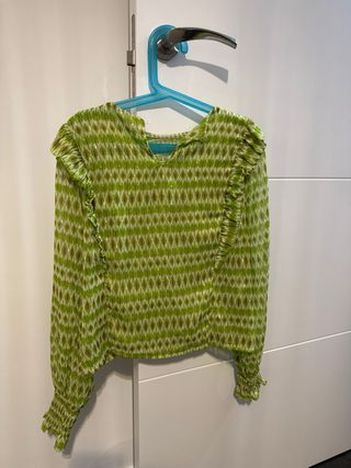 Blusa verde con estampado morado