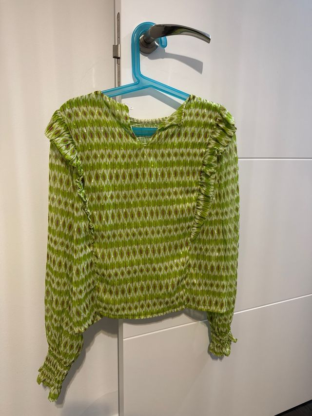 Blusa verde con estampado morado