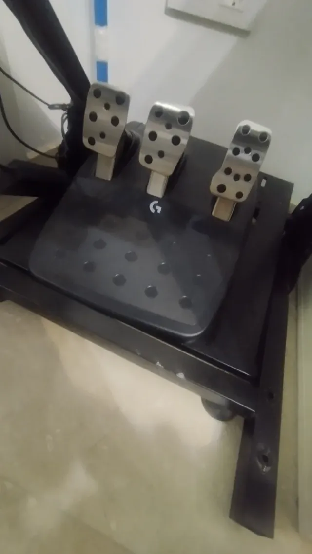 Volante Logitech Trueforce con pedales