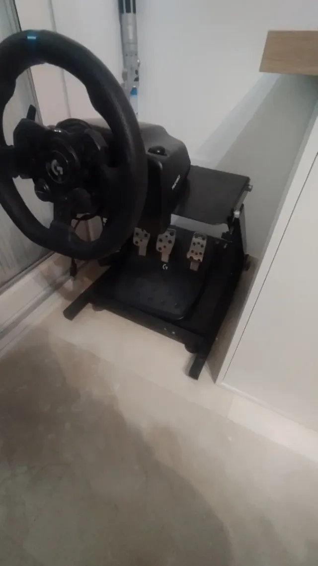 Volante Logitech Trueforce con pedales