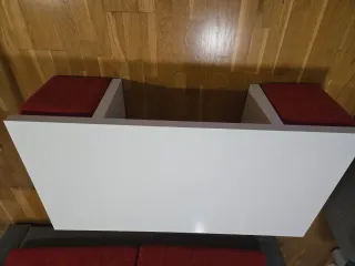 Mesa de salón blanca con 2 pufs rojos