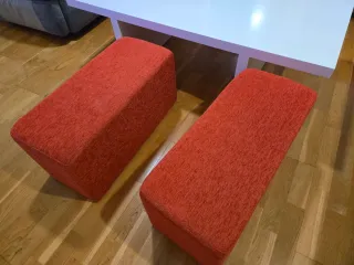 Mesa de salón blanca con 2 pufs rojos