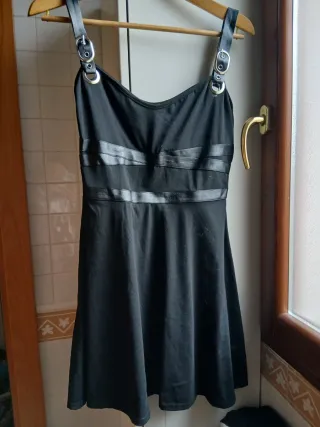 Abito nero con dettagli in ecopelle