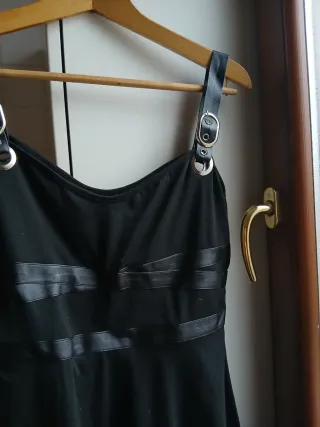 Abito nero con dettagli in ecopelle