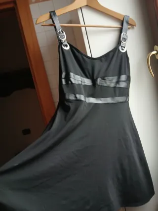 Abito nero con dettagli in ecopelle