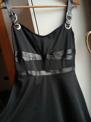 Abito nero con dettagli in ecopelle