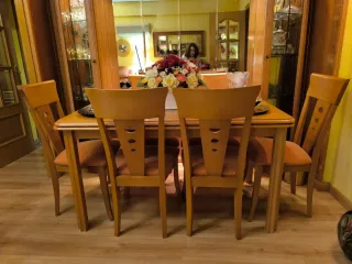 Mesa extensible y 6 sillas de salón comedor.