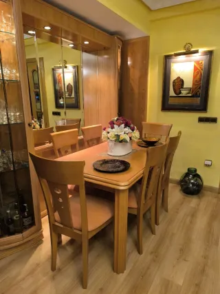 Mesa extensible y 6 sillas de salón comedor.