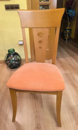 Mesa extensible y 6 sillas de salón comedor.