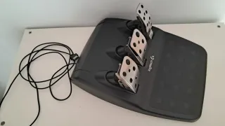 Volante Logitech con pedales y palanca