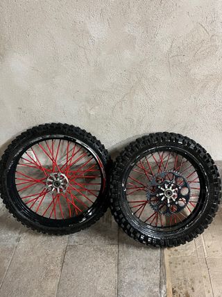 Llantas Derbi con Radios Rojos