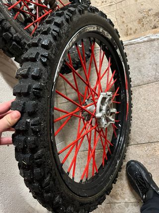 Llantas Derbi con Radios Rojos