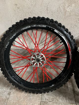 Llantas Derbi con Radios Rojos