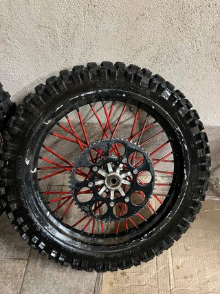 Llantas Derbi con Radios Rojos