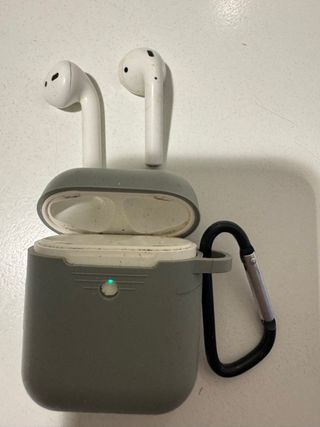 AirPods 1ª Gen con funda gris