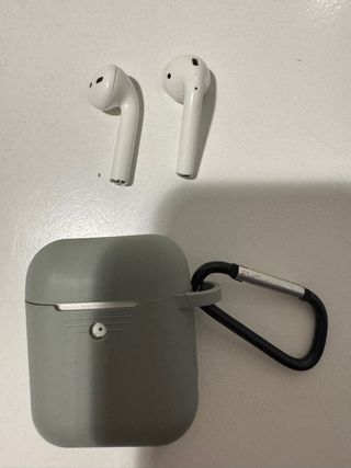 AirPods 1ª Gen con funda gris