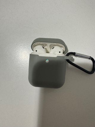 AirPods 1ª Gen con funda gris