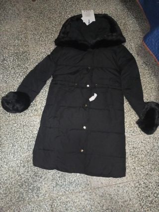 Chaquetón negro con capucha y pelo
