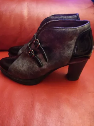 Botines Pitillos Piel Negros y Dorados