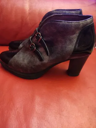 Botines Pitillos Piel Negros y Dorados