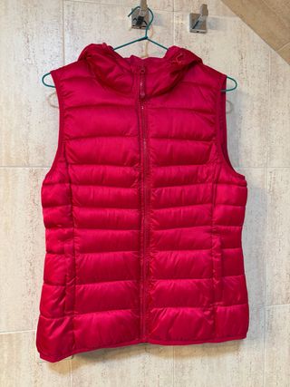 Chaleco acolchado con capucha fucsia