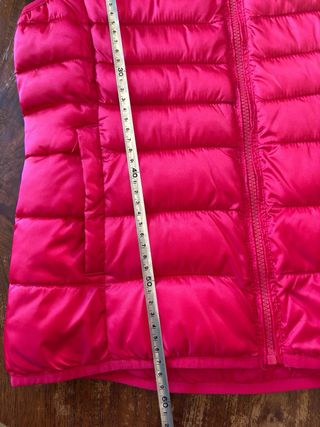 Chaleco acolchado con capucha fucsia