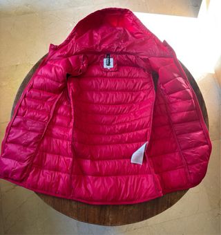 Chaleco acolchado con capucha fucsia