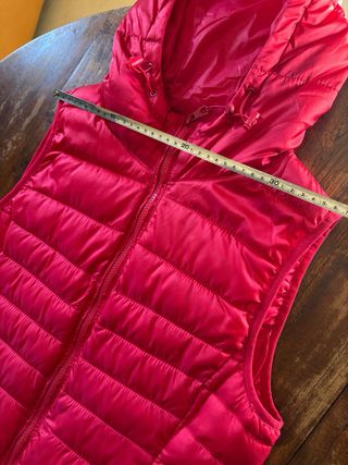 Chaleco acolchado con capucha fucsia