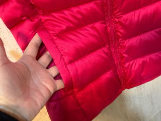 Chaleco acolchado con capucha fucsia